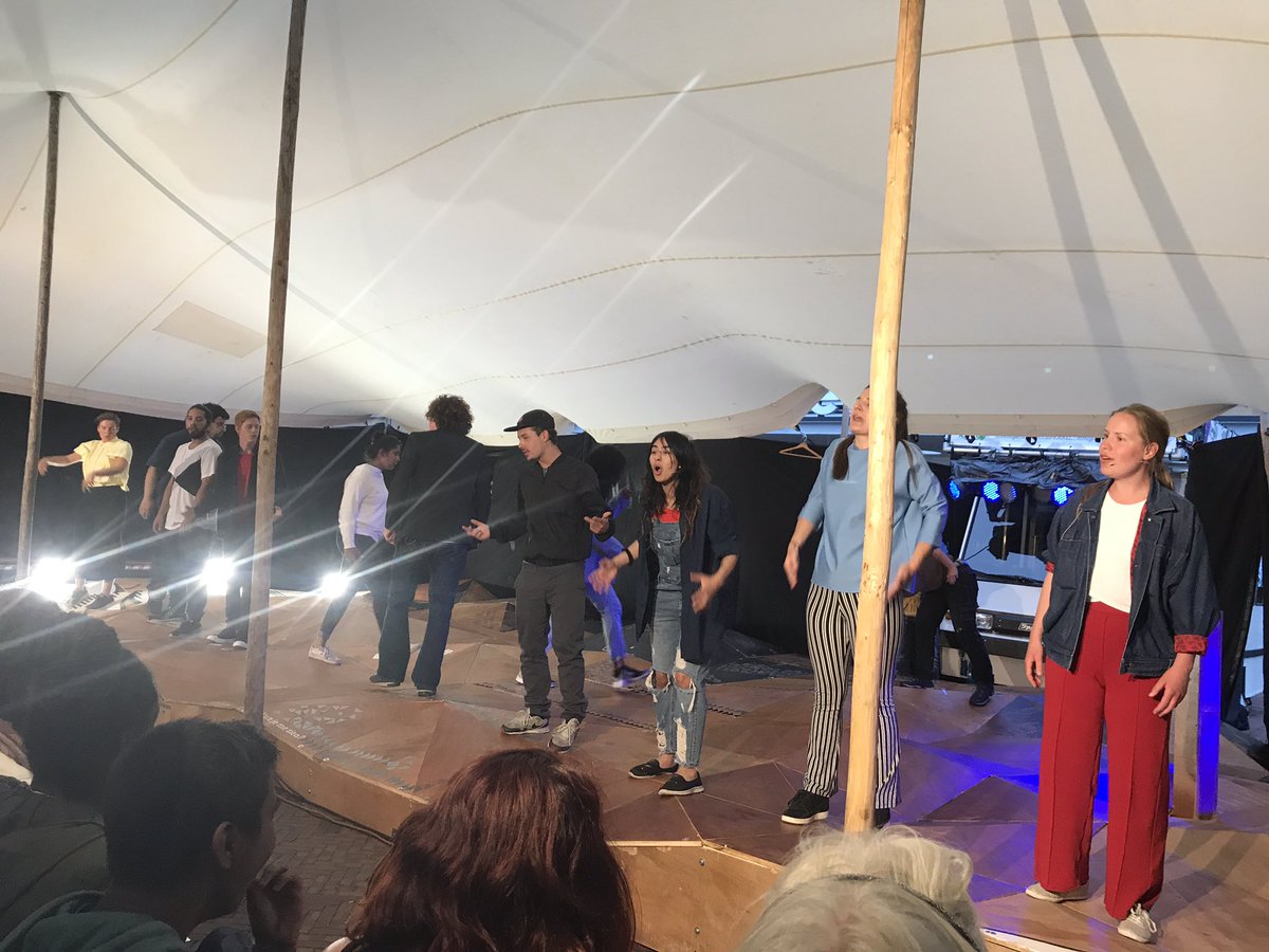 Paat's tweet photo. Gister met @maraverda bij #WAAG van @MovArtsProject. Mooie voorstelling over jong zijn, door jongeren zelf gemaakt. 26-29 sept @De_Zwijger! https://t.co/OlMf5pknWD