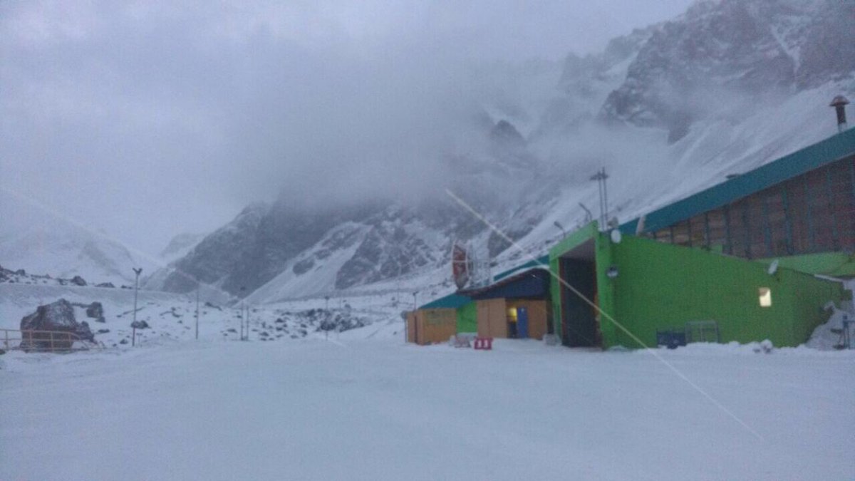 Paso Los Libertadores se mantiene CERRADO debido a acumulación de nieve en la ruta.