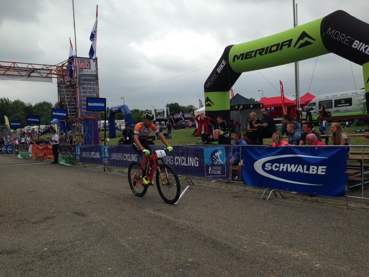 KNWULiveMTB's tweet photo. Nog 2 ronden te gaan. Hans Becking heeft 2 seconden voorsprong op Michiel van der Heijden. Frank Beemer is derde #NKMTB2017 https://t.co/0tN18ABXnv