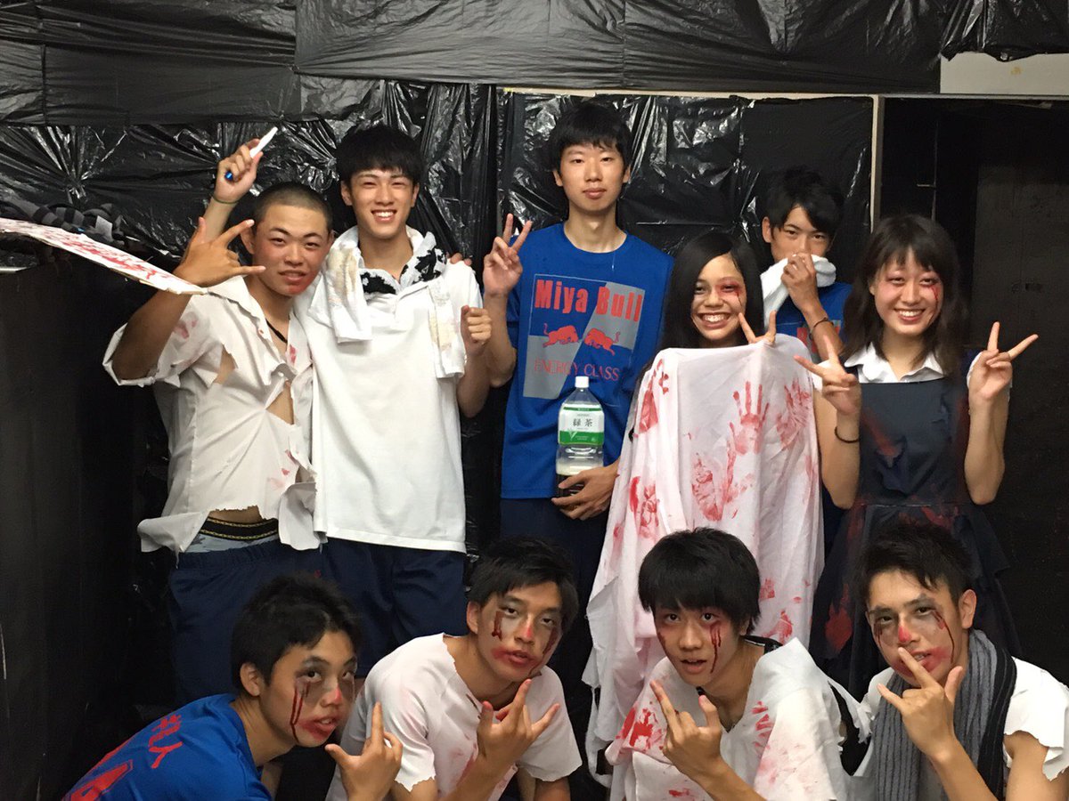 papikonocoffee's tweet photo. 文化祭２日ともどっちもほんとに楽しかった😎
何よりお化け屋敷が楽しかった😂
最初は問題だらけだったし、壊れるものも多いし体調悪くなるくらい暑かったけど、みんなで何かを作ることがこんなに楽しいことだと思ってなかった。ありがとう🤗👍 https://t.co/vzTdQQIRgw