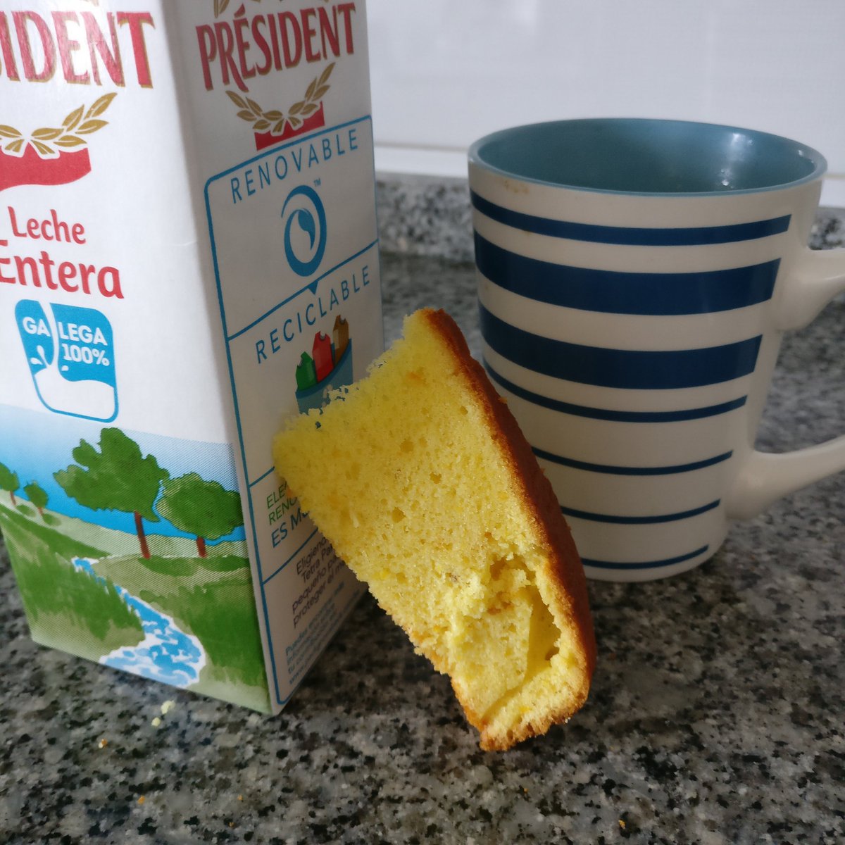 ramma's tweet photo. Buenos días, Twitter. 😎👍👍. #desayuniteando y #zampando #bizcochazzo #casero de naranja, receta por cortesía del gran @jeanbedel. https://t.co/euPb8wLkcK