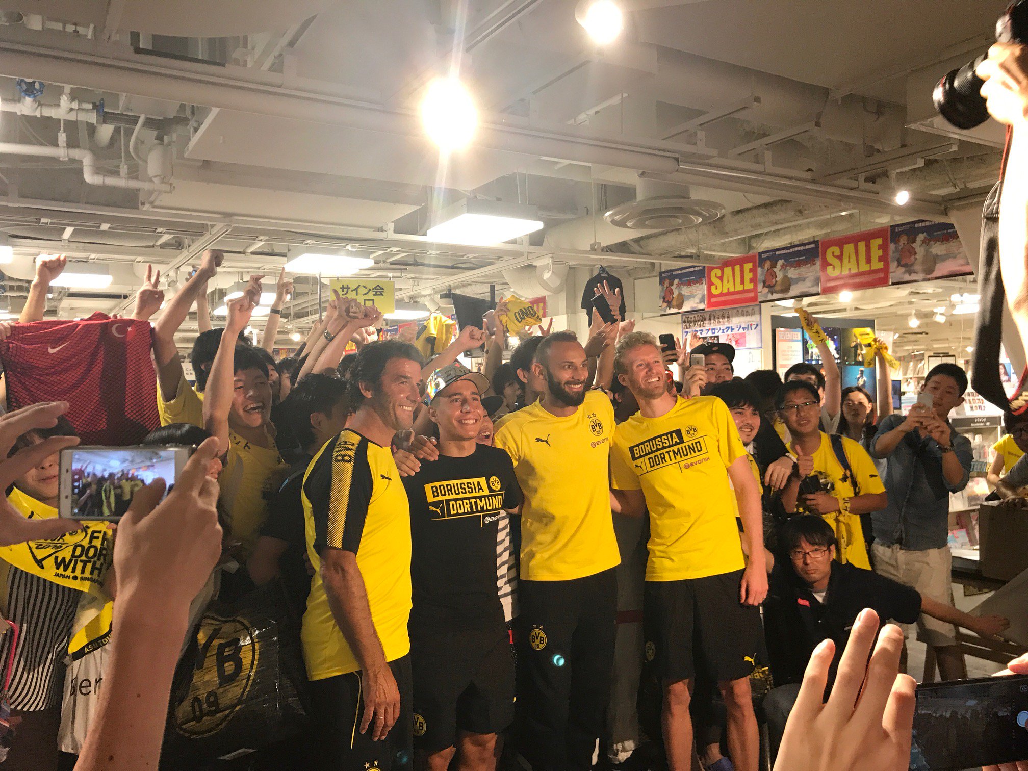 Hmv Books Shibuya ドルトムント 本日はボルシア ドルトムント来日記念 ボルシア ドルトムント メンバーによるサイン会へお越しいただき 誠に有難う御座いました 国際親善大使でもあるカール ハインツ リードレさんもご参加いただき 更に素敵な