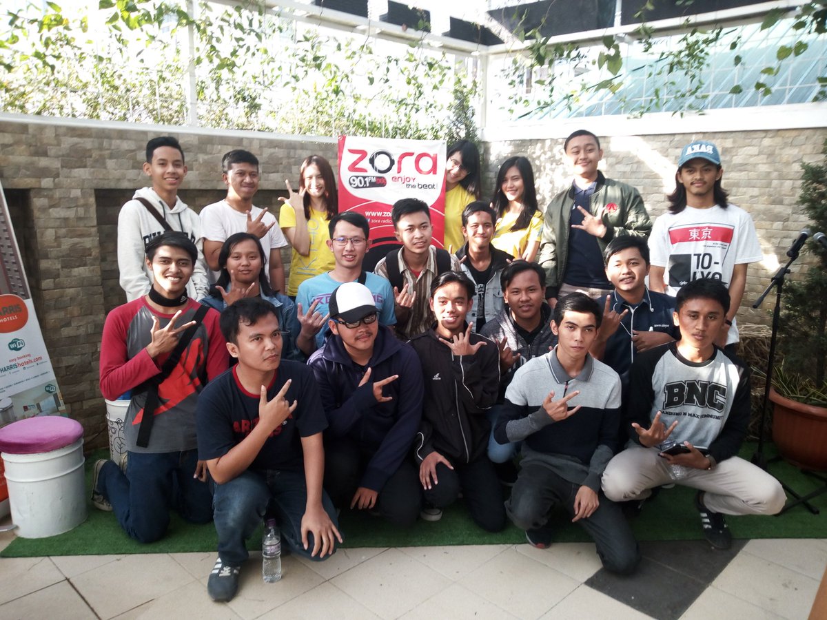 Selesai interview bersama <a href="/zoraradio/">Mc dandun ali</a> 
Sesi grupsut bersama @frieskaJKT48 <a href="/Rachel_JKT48/">UWU</a> <a href="/S_OktaJKT48/">Ayu Safira Oktaviani</a> 
💛💙🤘
#JanganKasihK3ndor 💙💛😁