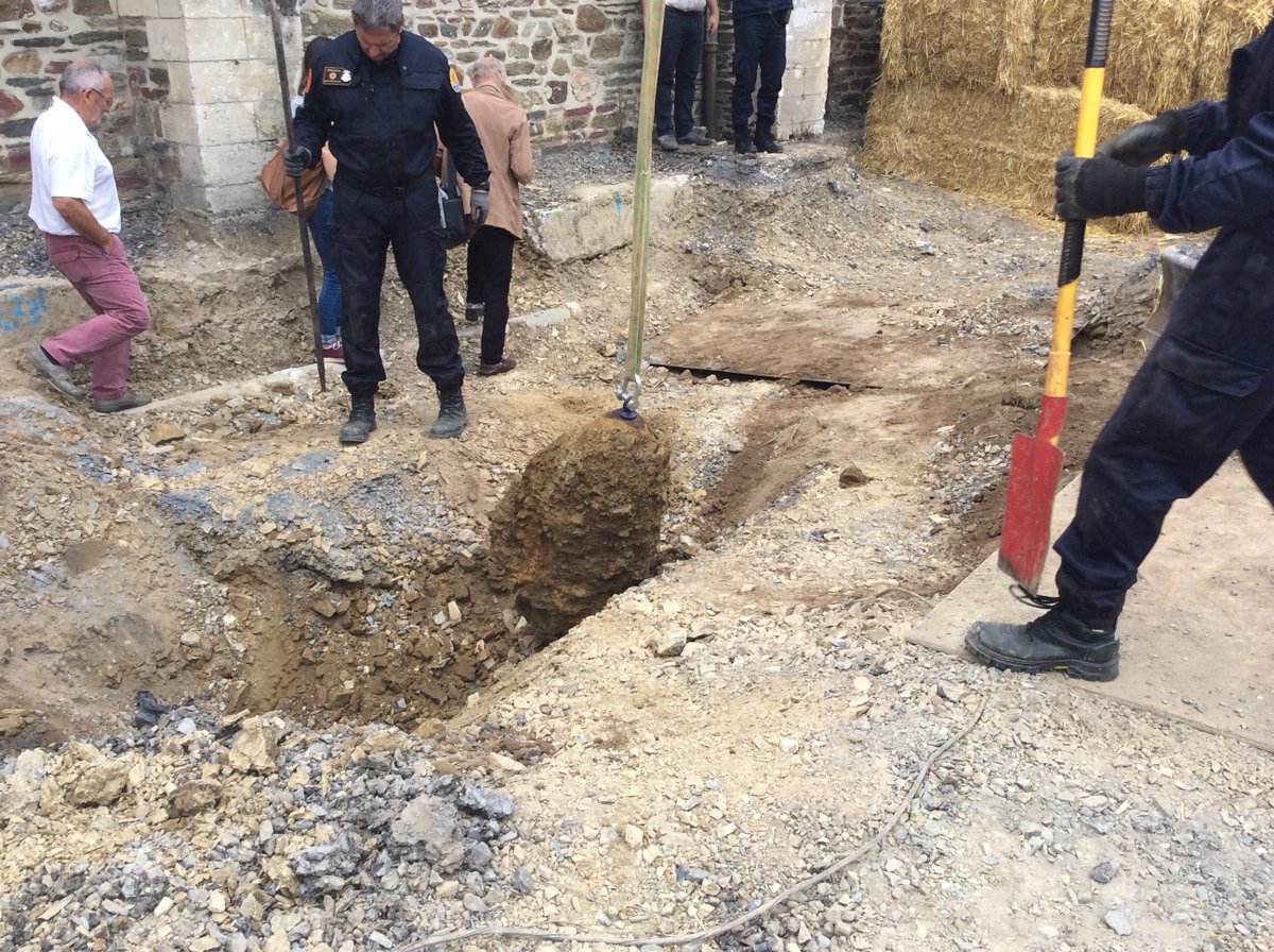Prefecture50's tweet photo. Bombe Condé-sur-Vire  Opération de désamorçage terminée https://t.co/wkEwuKmoVZ