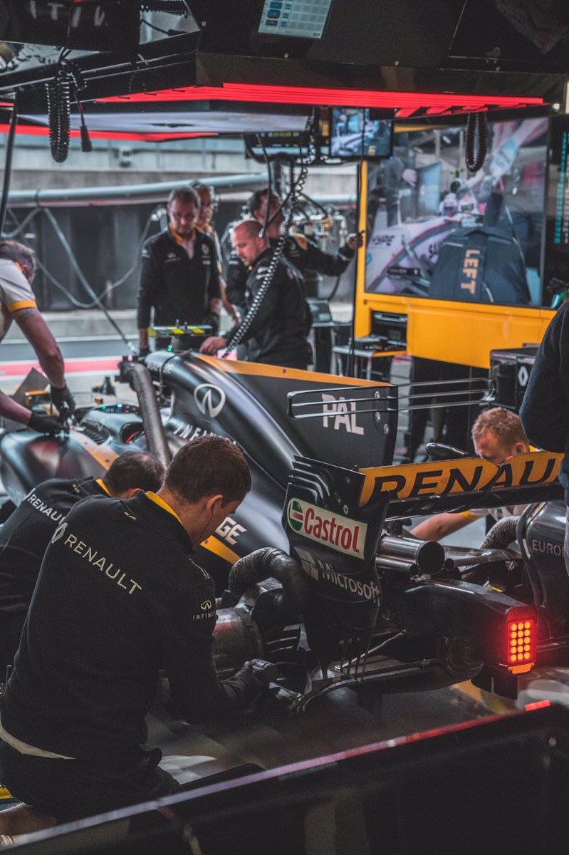 leptitfrancais's tweet photo. Day 2 at #BritishGP with @RenaultSportF1 !
Checkez ma story Insta pour suivre le Gp en Live.
#40YearsOfPassion #Renault40YearsF1 https://t.co/yk4vVBG49o