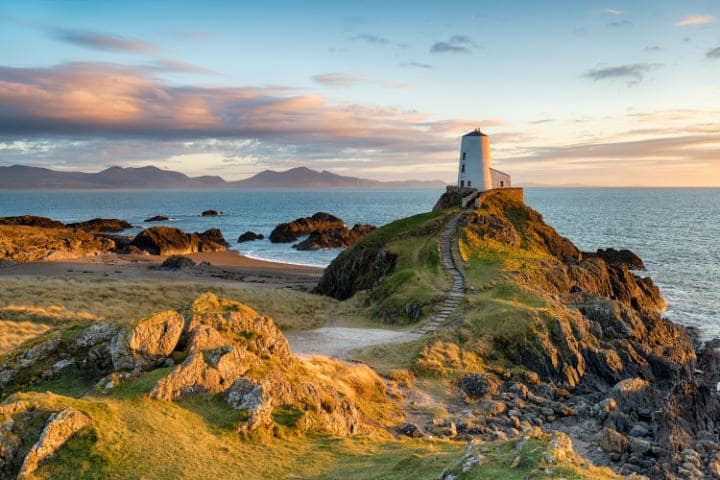Castles &amp; grand views of Snowdonia are two of many things that make Anglesey one of Britain's most beautiful islands ow.ly/tPAQ30cHtTb