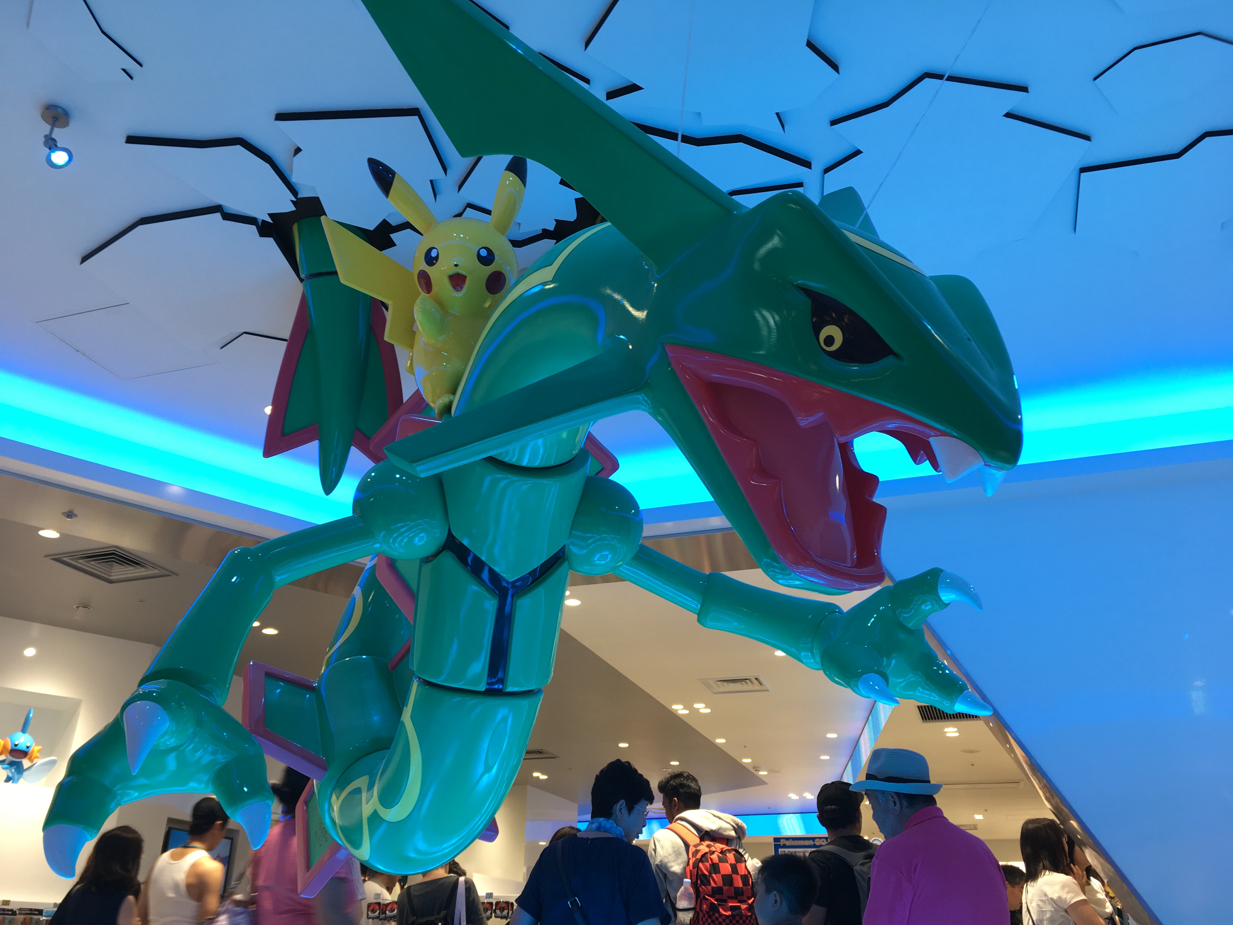 白湯さゆぬ Twitterissa ポケモンセンター スカイツリータウン の混雑の中にいたら突然モクローとピカチュウの着ぐるみが出現 モクローが商品の陳列に衝突するので 客の奥さんが ああ 危ない 危ない と押さえていた 画像四枚添付 T Co Fmdcfroqfx