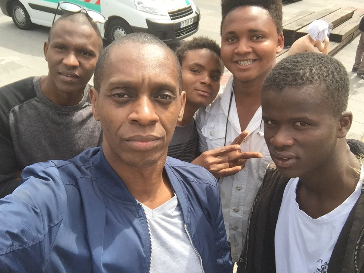 #ParisSamedi16h ;Ces jeunes sont #guinéens (de 15 à 20ans).Ils sont arrivés par le désert et la mer...2 mois et demi de périple et des morts