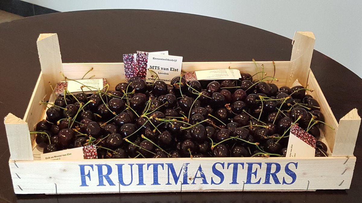 Vandaag heerlijke kersen tijdens de eerste training van #FCLienden. Sponsor MTS van Elst te Lienden. Bedankt Erik👍🏼