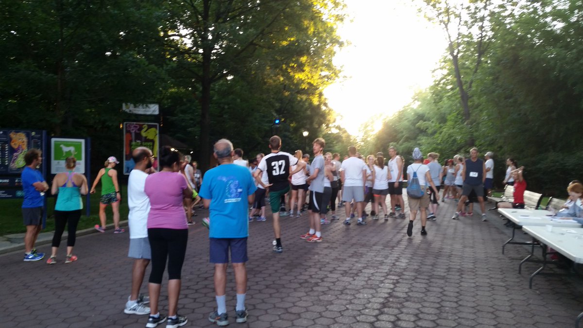 mepeplin's tweet photo. Early morning fun run at the zoo!? https://t.co/LatZ5hq4i4