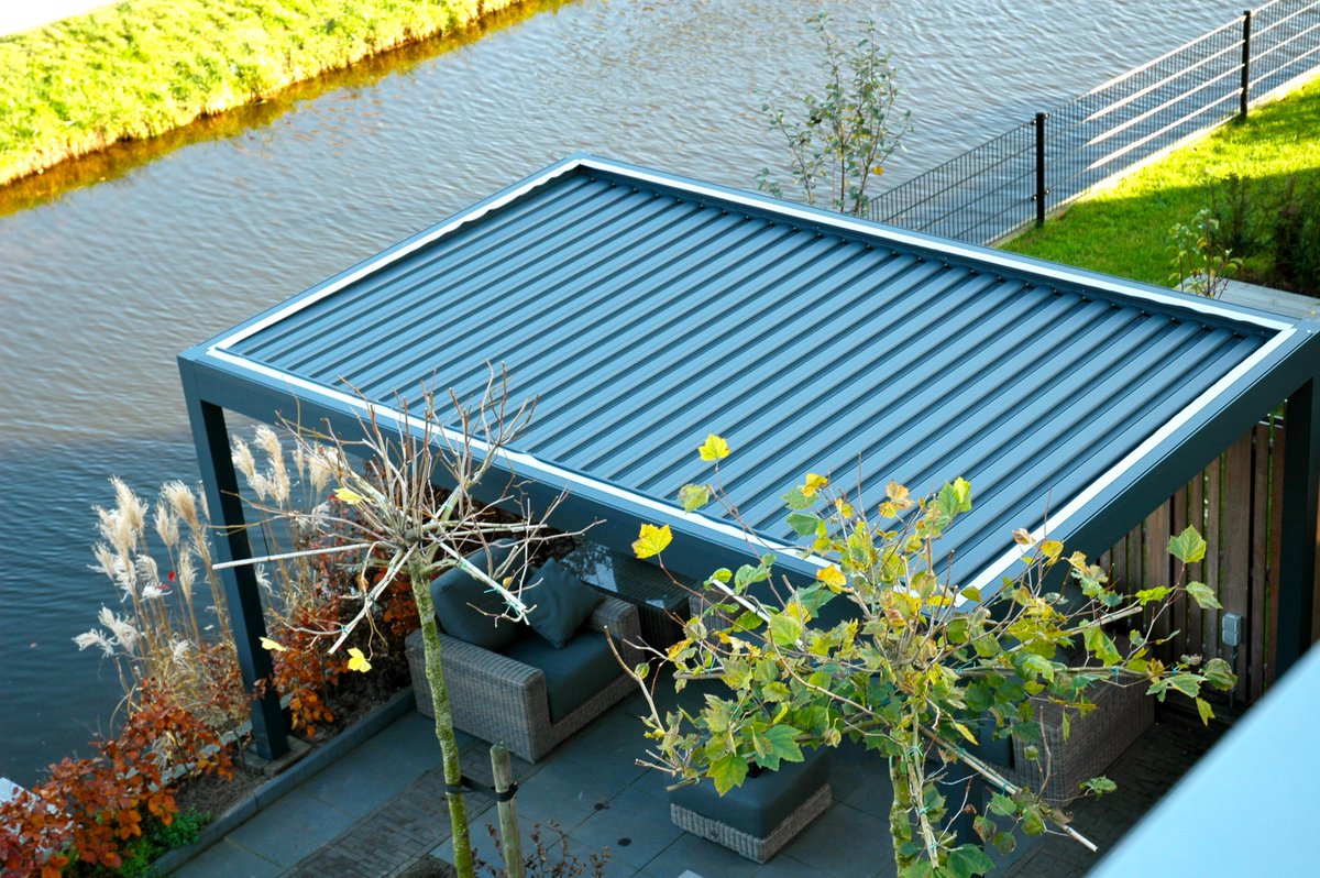 Sundays in the garden, the weather doesn't stop us! #closedroof #pergola #garden #enjoy #uk