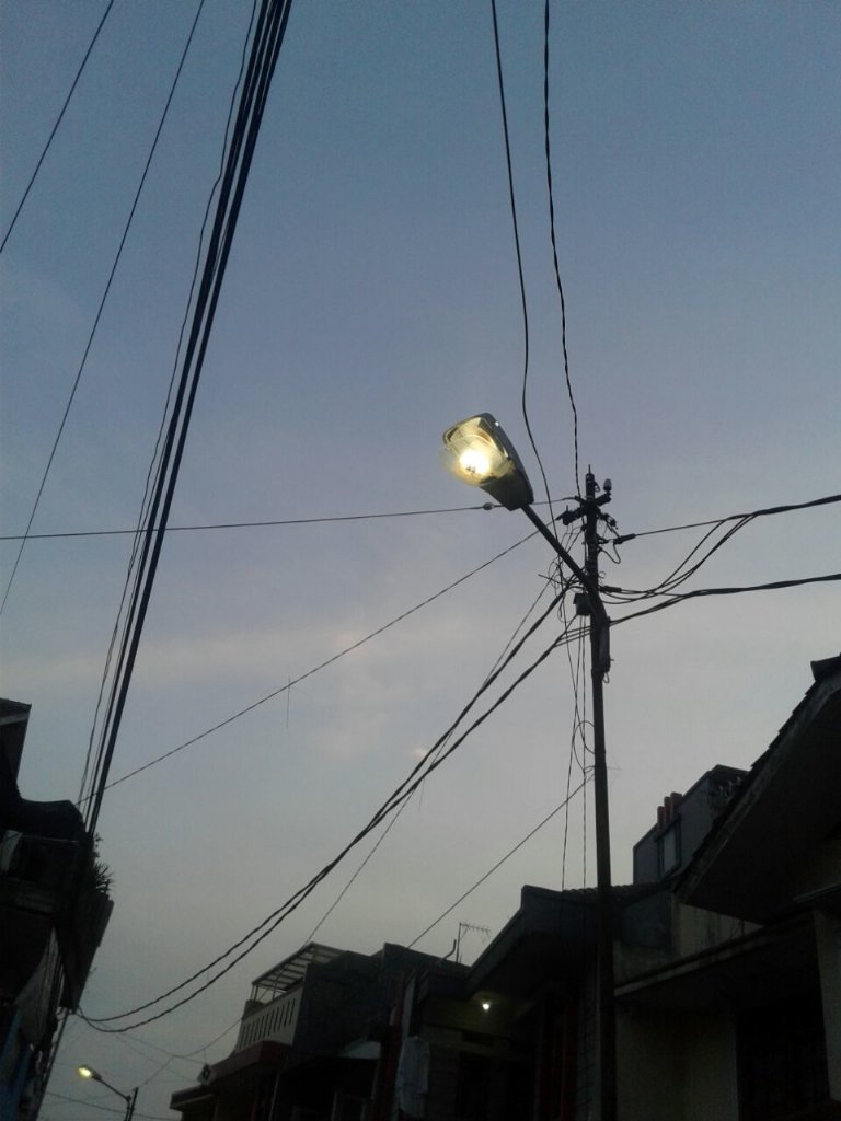 lapor PJU jl Gumuruh no 3. <a href="/kel_gumuruh/">Gumuruh Tangguh</a> tutup lampu mau lepas takut jatuh ke yg lewat  @DPUKotaBandung <a href="/ridwankamil/">Ridwan Kamil</a>