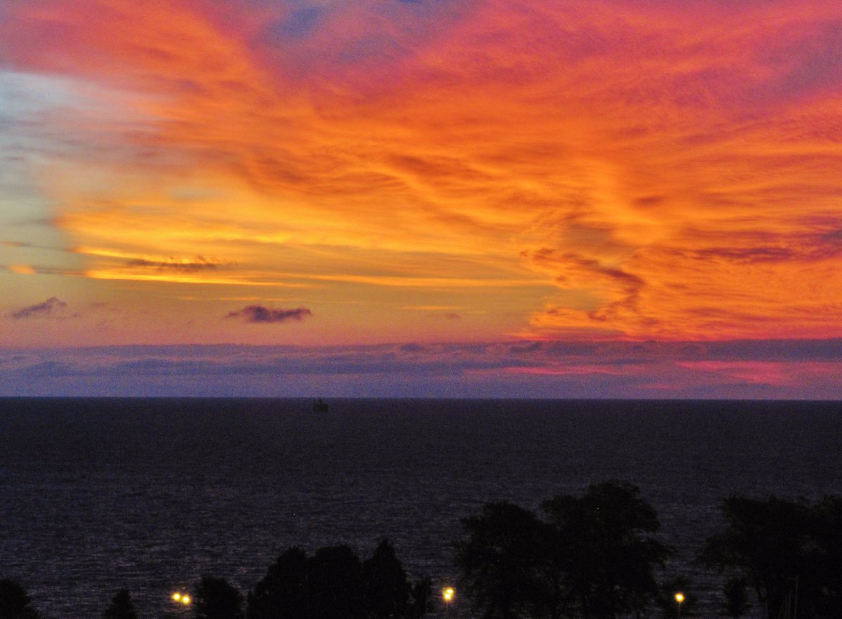 Fire in the sky!

#Chicago #sunrise #lake #sky #clouds #dawn #dailywinner #lizharbor @LizStrauss