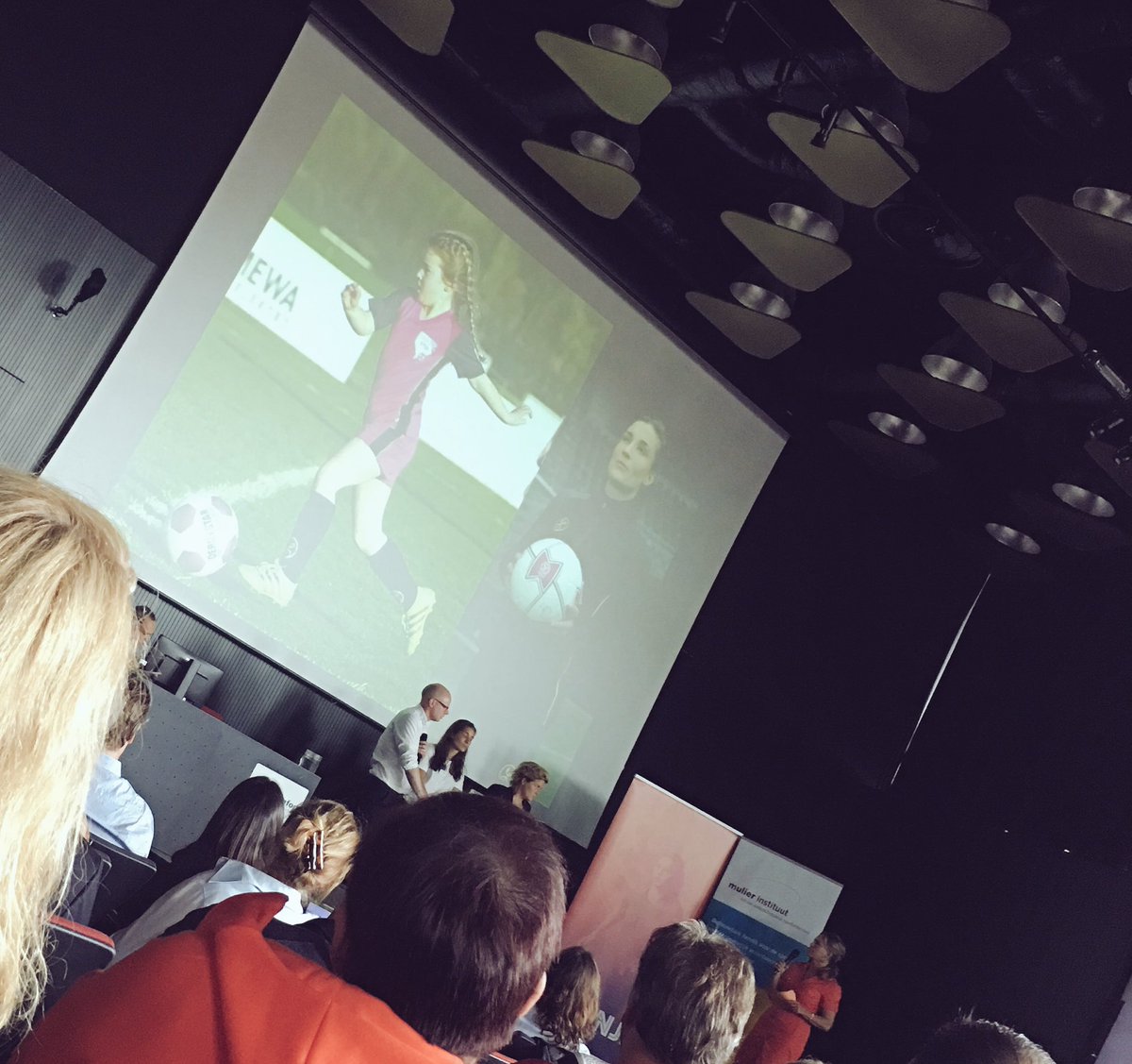 Join2B's tweet photo. COOL! @LadiesVTBL14 naast @LStent @Lionasoccer op groot scherm in de zaal 🙌🏽 https://t.co/C0lCl7cGsp