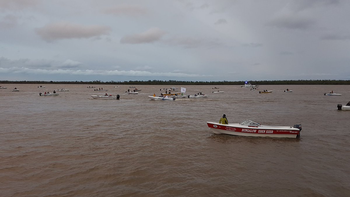 GobiernoLaPazER's tweet photo. #PESCAVARIADA - Esta en marcha la XXVII Fiesta Variada de Río,112 lanchas salieron del puerto local.
#FiestaVariada2017 #LaPaz https://t.co/dHDcudSuQ9