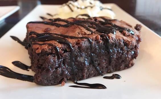 NiewAmsterdam's tweet photo. A tu pregunta, ¿te gusta terminar el día de buen humor? la respuesta siempre es: Brownie de chocolate "handmade" de #NieuwAmsterdam 🍫🍰😍😎 https://t.co/Ds083vhprN