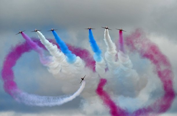 bbcf1's tweet photo. You can't beat an amazing @rafredarrows display at the #BritishGP 🇬🇧 https://t.co/MaRkPBXSvk