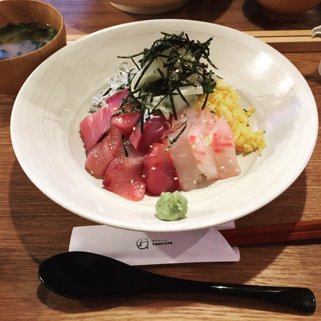 mai_pf's tweet photo. カレイフライ定食。想像の2倍くらいの大きさと肉厚!かなりお腹いっぱい…
.
海鮮丼も肉厚でおいしい♪
.
外観も内装もオシャレ、居心地も◎
三鷹のイタリアン”とれたて食堂”の姉妹店だそう。
.
#東京 #三鷹 #和ビストロ #toretate #海鮮 #とれたて食堂 #ランチ https://t.co/uc5FpFFUUE