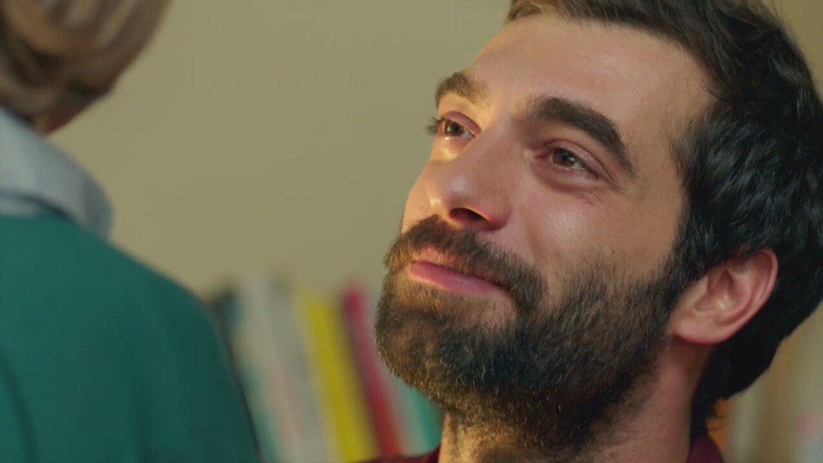 BirMucizeOllsun's tweet photo. Poyraz: Ülkemizde en gelişmiş spor dalı karşılıksız sevmektir. Karşılıklı sevmeyi beceremediğimizden az gelişmiş ülkeler seviyesinde kalırız https://t.co/TEa2skLgSJ
