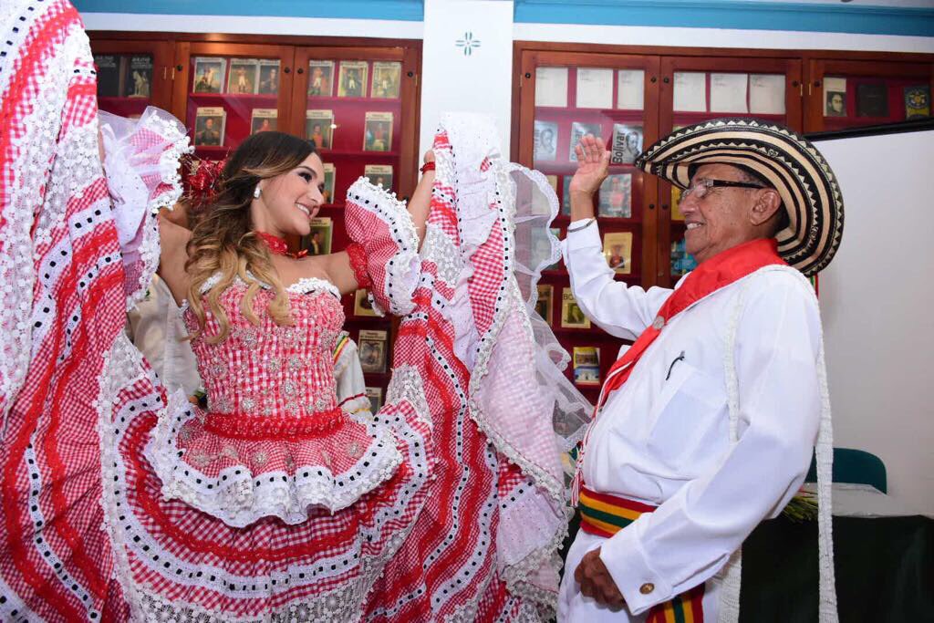 LaLibertadCo's tweet photo. Cambiaba La Arenosa desde 1947 bailando al sonar de tambores con la Reina del Carnaval de Barranquilla 2018 .@vabuchaiber .@Corfolkla1947 https://t.co/Pw4XAJu6v1