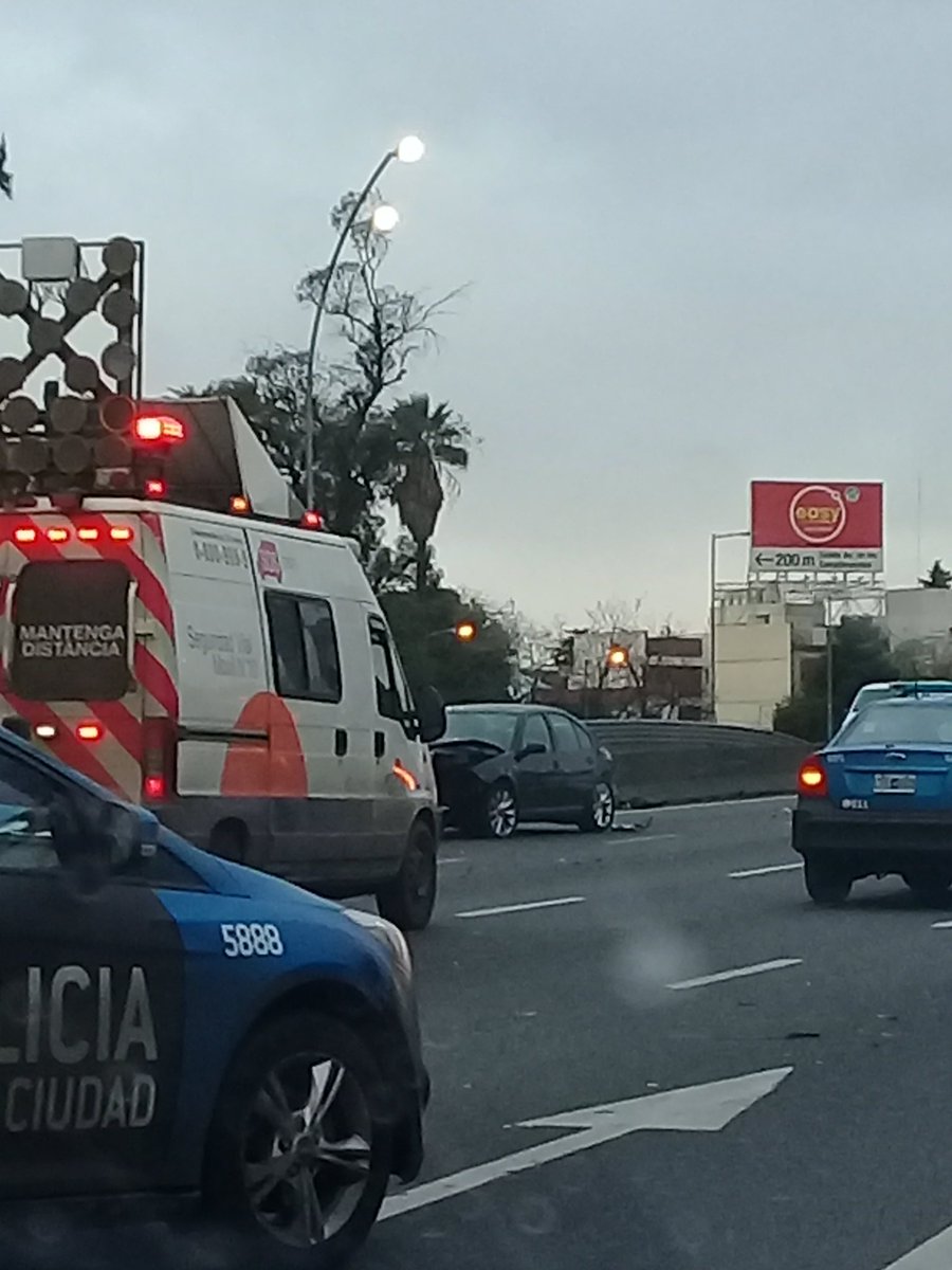 EAD77_BUS's tweet photo. Choque Gral Paz y Constituyentes mano riachuelo @AlertasTransito https://t.co/K7PnNRxQSn