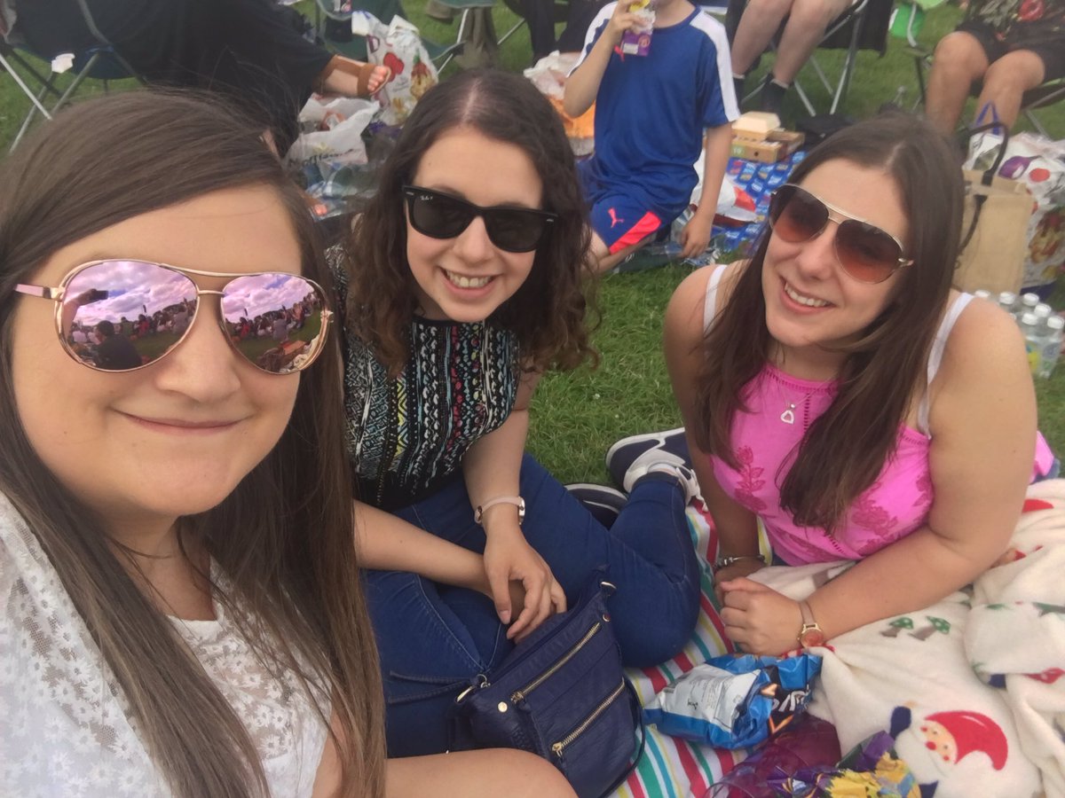 CharlottyAlice's tweet photo. We are waiting for you @Busted @STynesideEvents https://t.co/qEoQUbfC5q