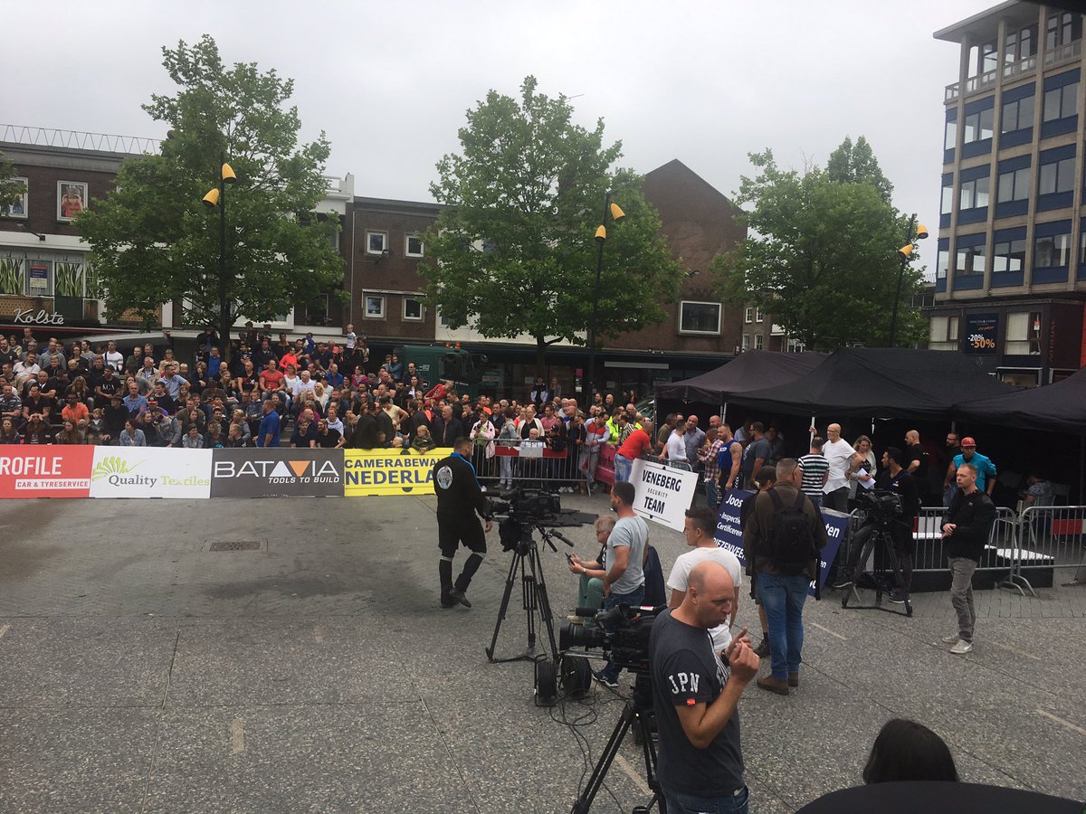 Spektakel in Hengelo! Opname sterkste man van NL! Wij zijn hengelo...en het is mooi druk! #groot&amp;sterk&amp;rodehoofden