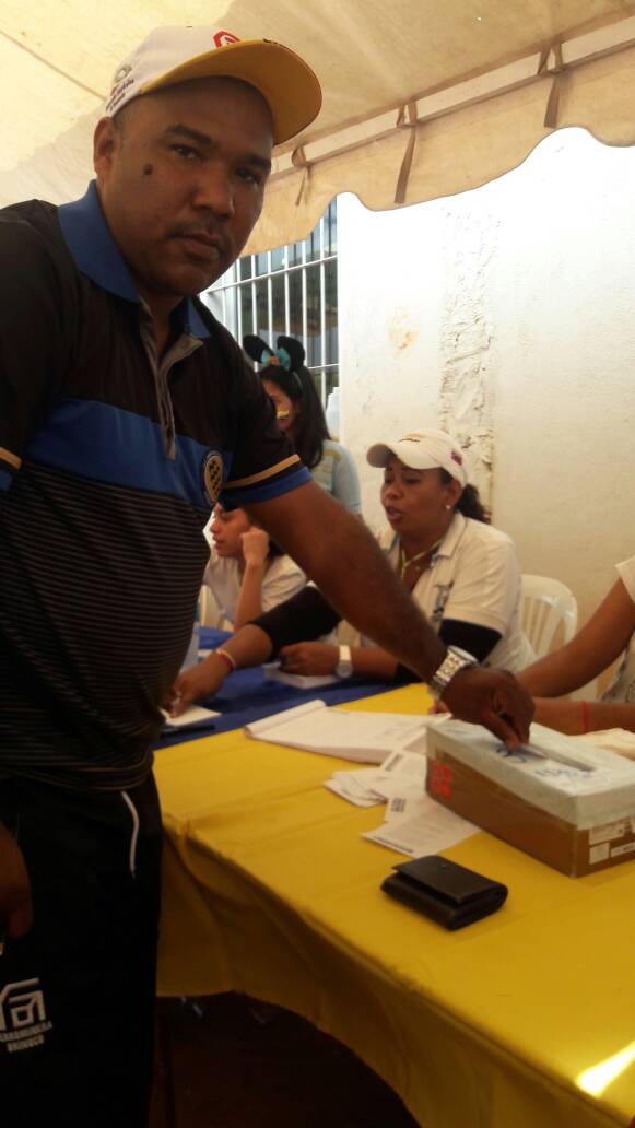 mosbase_bolivar's tweet photo. Trabajadores con mucha valentía y gallardía participan en la consulta sin miedo al ultimátum chimbo dl dictador a la clace obrera d Guayana https://t.co/RXNjoLhG0G