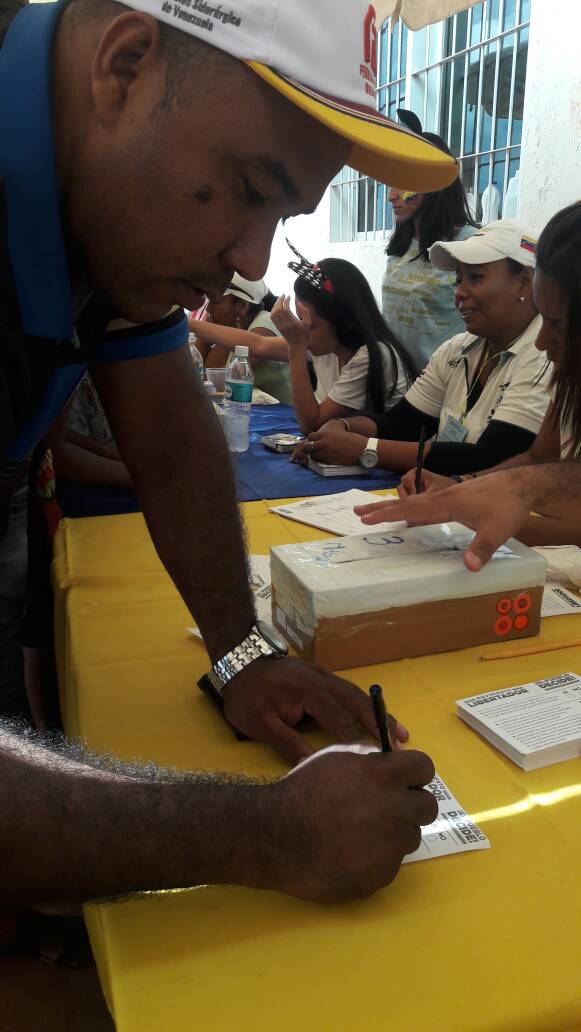mosbase_bolivar's tweet photo. Trabajadores con mucha valentía y gallardía participan en la consulta sin miedo al ultimátum chimbo dl dictador a la clace obrera d Guayana https://t.co/RXNjoLhG0G