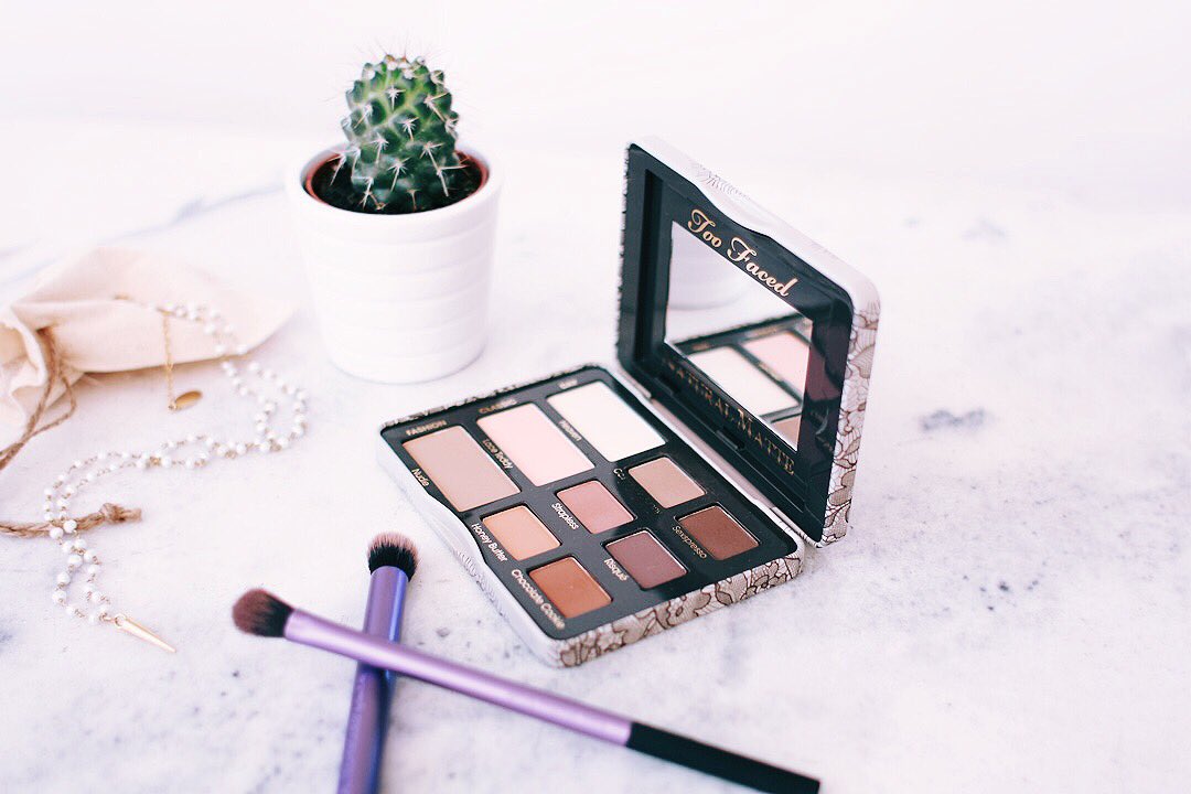 RousseToujours's tweet photo. -BLOG- Mes coups de cœur du moment sont à retrouver sur le blog, notamment avec cette palette @TooFaced parfaite ✨ #naturalmatte #TooFaced https://t.co/LxtR1SRpZt