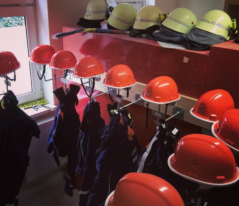 Schick, Schick... Unsere Jugend im Vormarsch 🚒💨 Umkleide komplett 😇✌#jugendfeuerwehr #elgersburg #firefighterkids