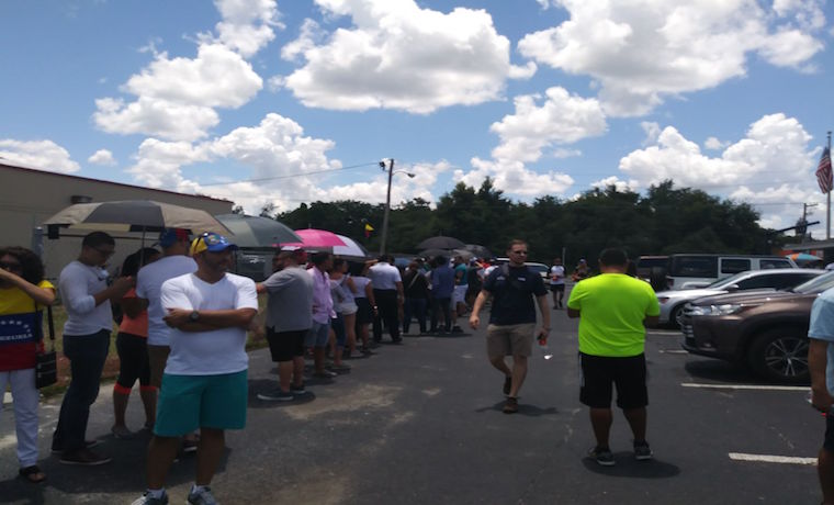 CaraotaDigital's tweet photo. #Fotos Así esta el punto soberano habilitado en #AltamonteSpring en #Orlando https://t.co/UHbeKUK7iw https://t.co/9z6v5w6iLC