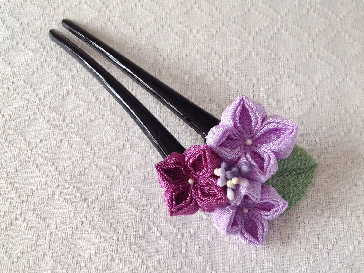 Paper Moon در توییتر つまみ細工 紫陽花シリーズ 梅雨頃から夏にご注文も多い紫陽花シリーズ 写真以外にも三輪の髪飾りやコーム ピアス イヤリングもございます T Co 38qd1ox7cr Minne 紫陽花 アジサイ 髪飾り つまみ細工 T Co