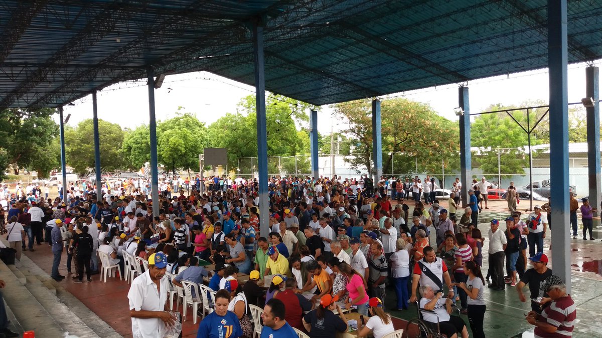 _MariaMarcano's tweet photo. Desbordada la Cancha de la Iglesia Guadalupe en Sierra Maestra. ¿Dónde era que no se iba a realizar la Consulta Popular? #ElZuliaDecide https://t.co/joAFc8Oaab