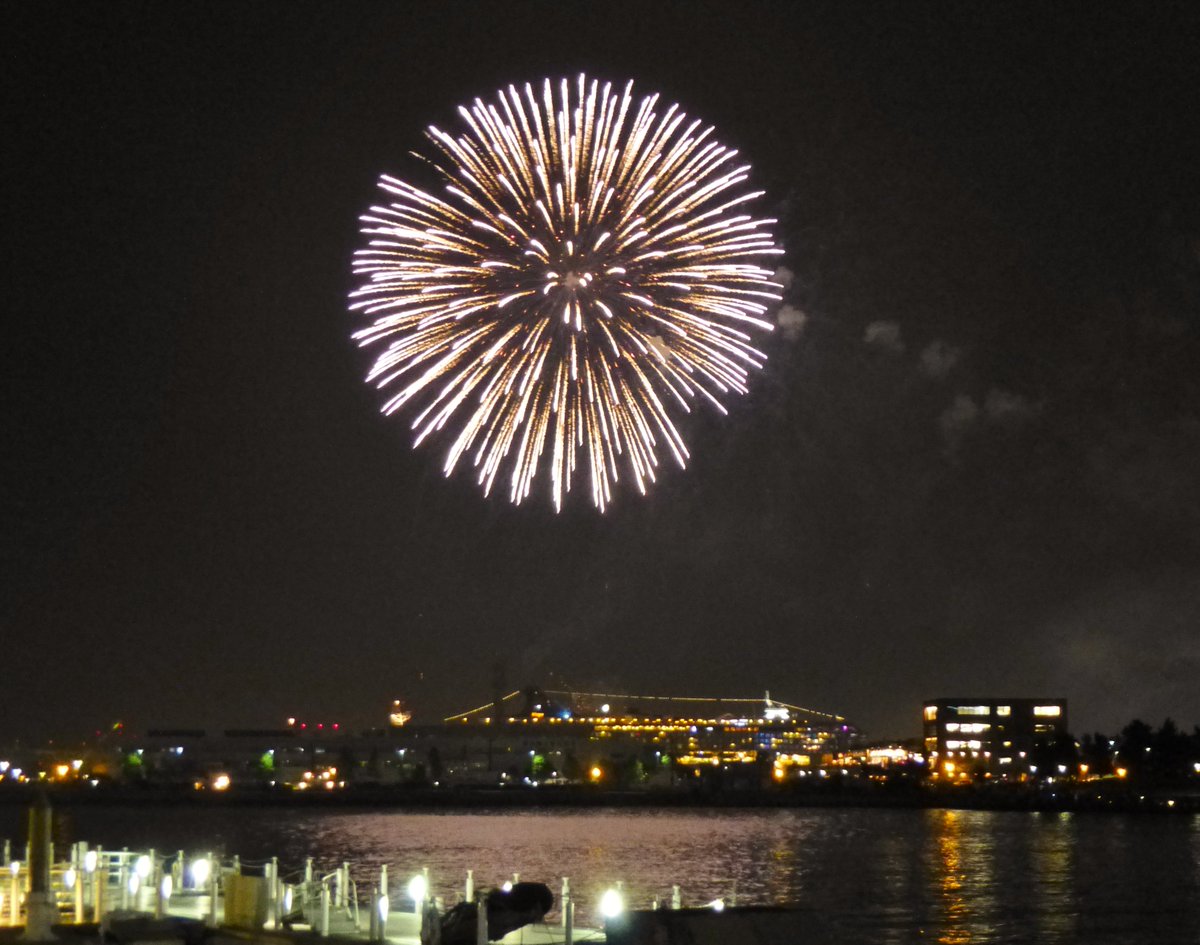 ドミニク 今日は 横浜スパークリングトワイライト17 の花火を見に みなとみらいへ 山下公園 の辺りはかなり混雑が予想されたので ちょっと外してパシフィコ横浜の先 ぷかりさん橋のあたりで見ましたが 様々な形の花火があり 充分見ごたえがあって