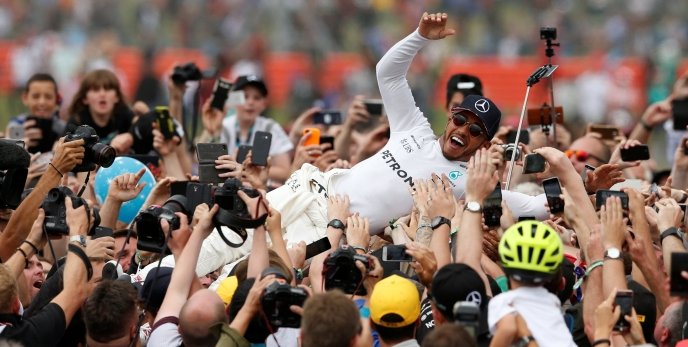 The post-race news conference is underway with Valtteri Bottas &amp; Kimi Räikkönen.

Meanwhile, Lewis Hamilton is crowd surfing!  #BritishGP🇬🇧