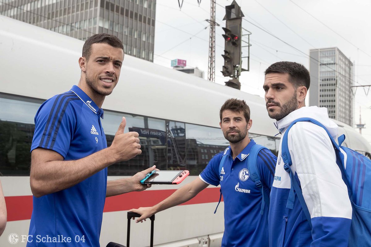 s04's tweet photo. 🚆✈️��� #SchalkeinChina #BLWorldTour https://t.co/6H78wXeyvI