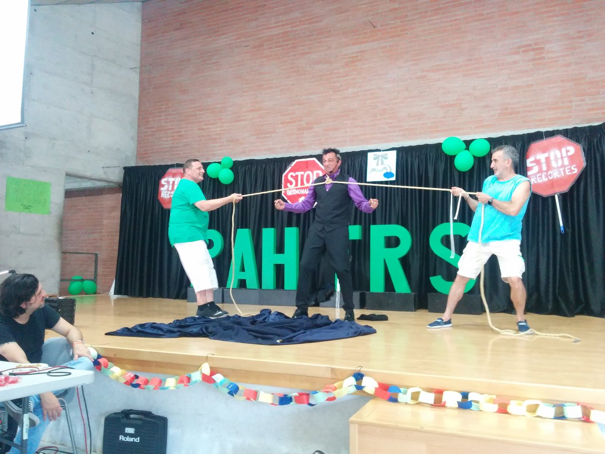 PAH_Trs's tweet photo. Concurso de tortillas. Comida popular. Magia. Música. Concurso de postres. Baile! Y seguiremos hasta tener #DerechoAtecho #7cumplePahTrs https://t.co/xNBUjYvdop