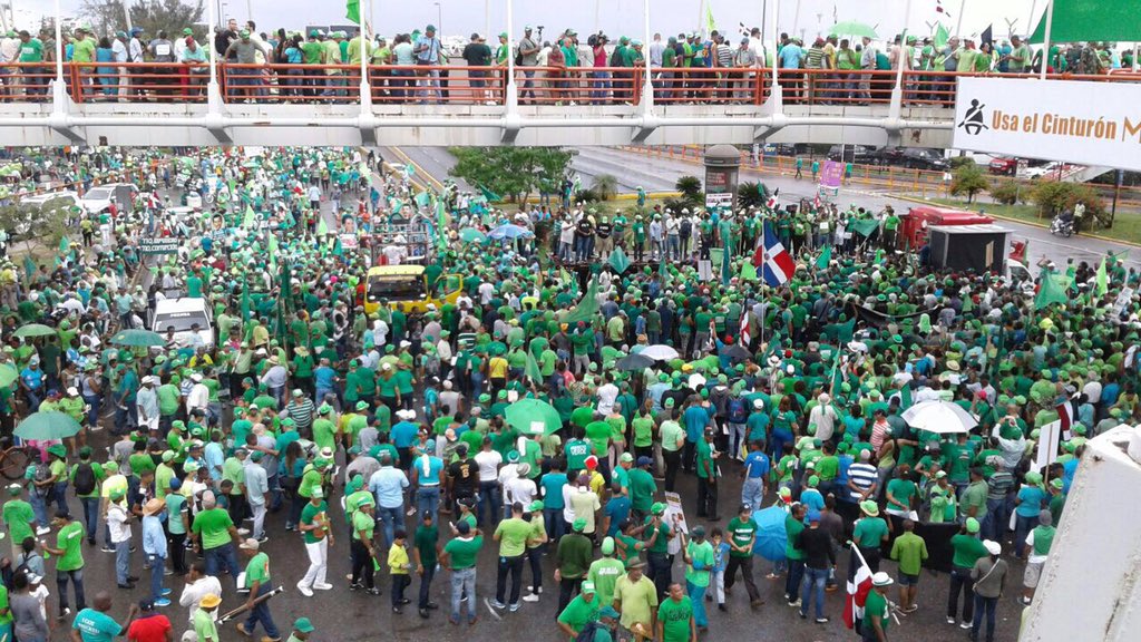 CeroImpunidadRD's tweet photo. Inició la gran Marcha Verde! #RDMarcha #VamoPaLaMarcha #MarchaVerde https://t.co/hNKbKQ1KWb