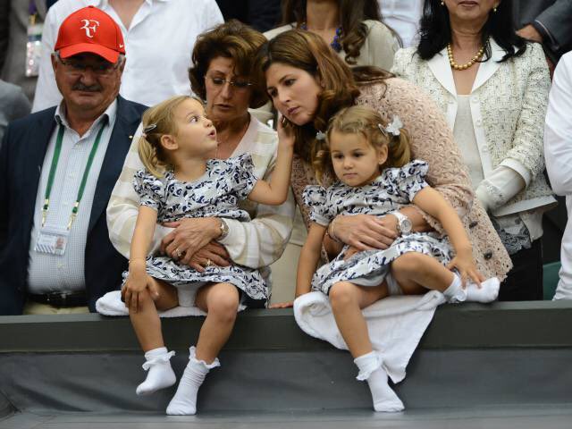 - Mama, ese es mi papa?
- Es el papa de todos hija.