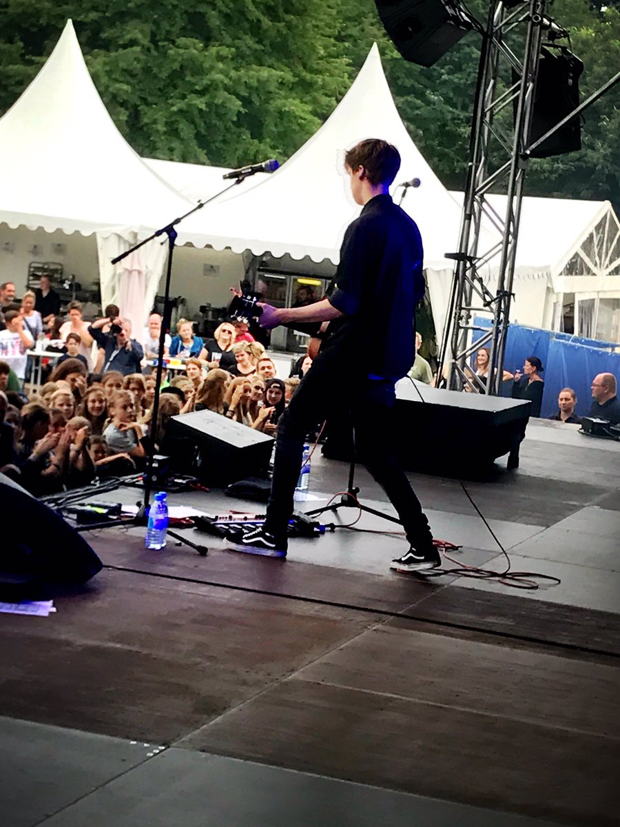 dielochis's tweet photo. Neue Songs von @jannikbrunke in XANTEN 😎✌🏻️ #liveIstGeil #wirHabenBock #geileshow https://t.co/Ehhbfh7IwN