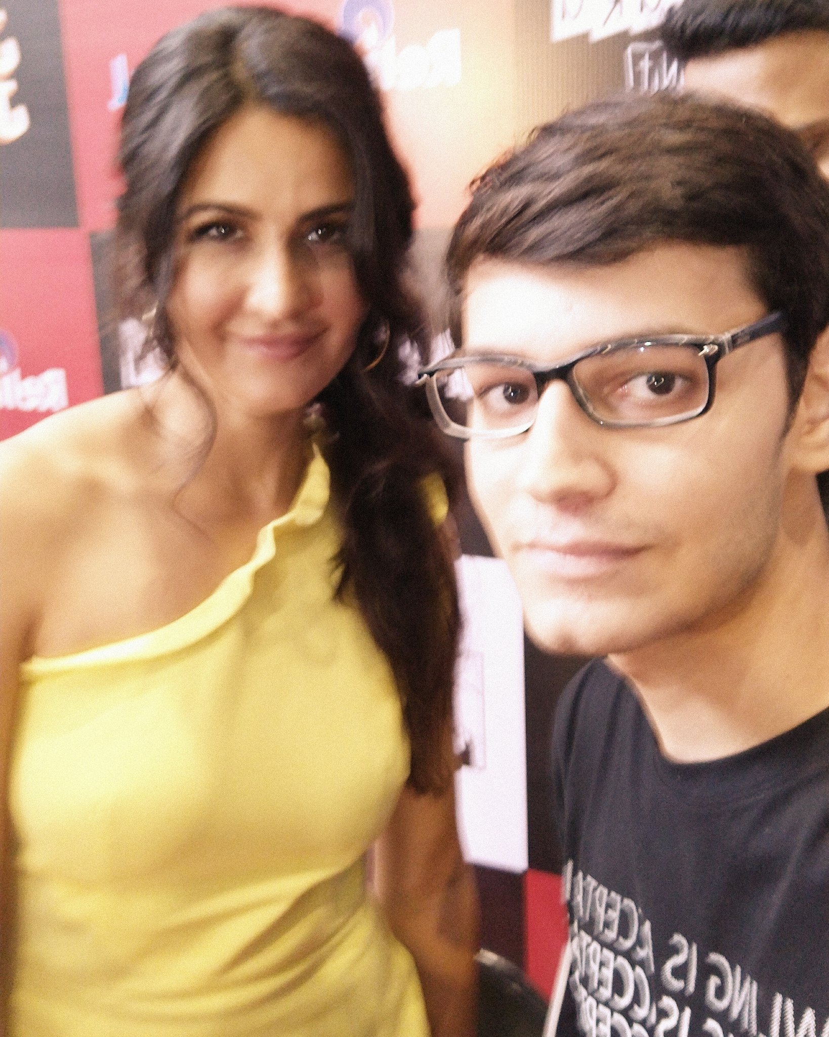 Chand mein daag hai lekin kudiye
Tujh mein koi nahi kharabi

Happy birthday Katrina Kaif 