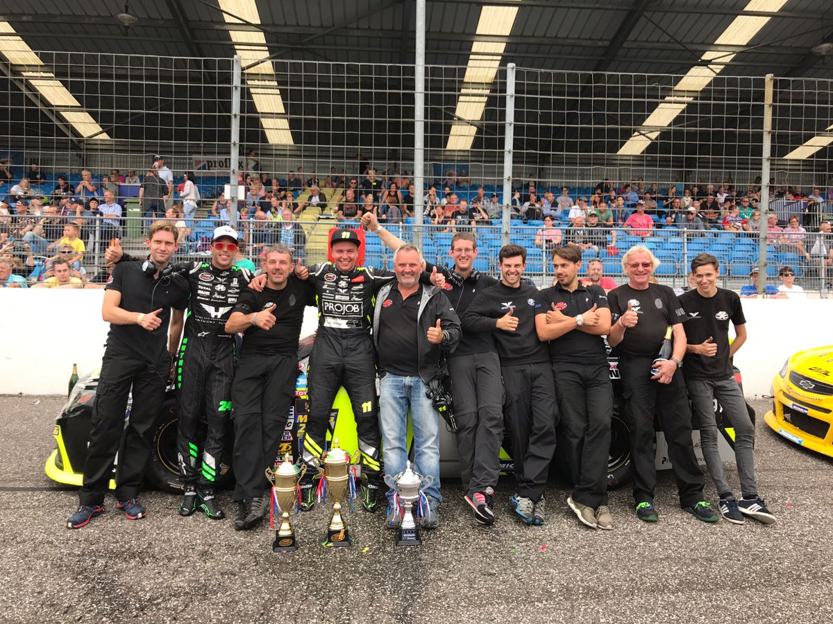 stienes longin tweet media