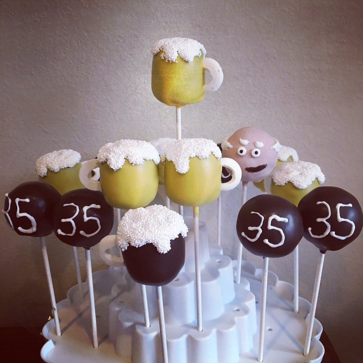 Teaspoontreats's tweet image. #cakepops #sandiego #shopsmallsandiego #shoplocalsandiego #beer #birthdy #happybirthday #bakerslife