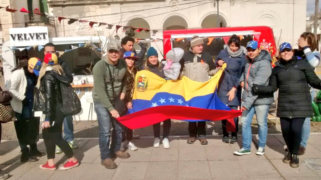 Turistas venezolanos recorren el centro de Pilar y pasa por los Carritos de la Plaza <a href="/PilarTurismo/">Pilar Turismo</a> <a href="/luchyravina/">Luchy Ravina</a> <a href="/NicoDucote/">Nico Ducoté</a> <a href="/MunicipioPilar/">Municipalidad Pilar</a>