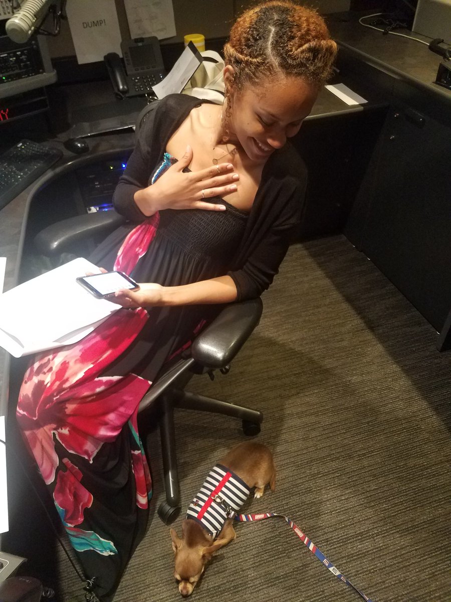 AnitaMarks's tweet image. #PuppyLove @ESPNNYChris may have been passed over as Momo's @ESPNNY98_7FM favorite! @PressPosts #SundayFunday