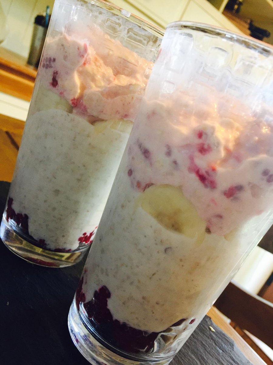 sjacksonhorner's tweet photo. #makinghour 
🍰Ground almond &amp;pecan muffins
🍓Raspberry overnight oats
🌱Homegrown basil pesto
🥜Pesto hummus 

😋😋😋 https://t.co/znl99XSwdI