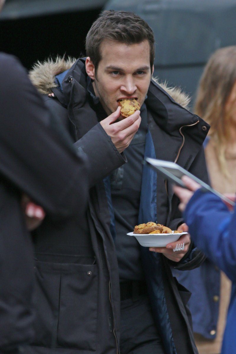 chris_source's tweet photo. He makes eating look so good @ChristophrWood https://t.co/z4L3sQxcKW