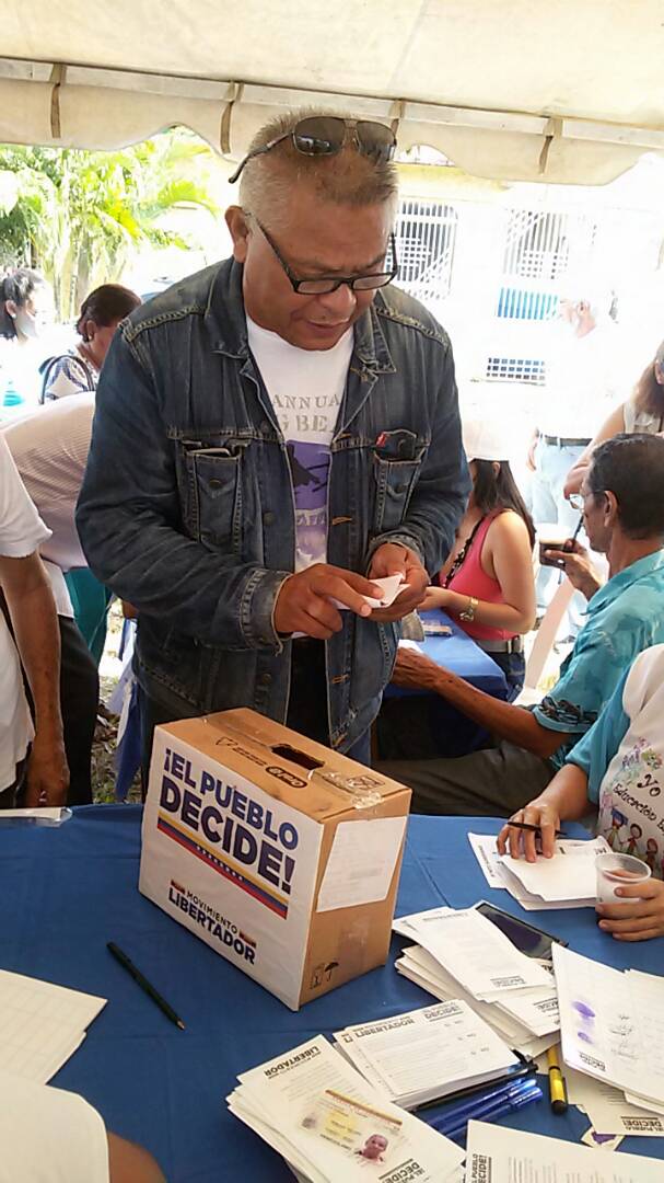 mosbase_bolivar's tweet photo. Luchador social y miembro nacional d MOSBASE  defendiendo la democracia  y restablecer el orden constitucional #SiSiSiPorVenezuela https://t.co/Hpphsziq0N