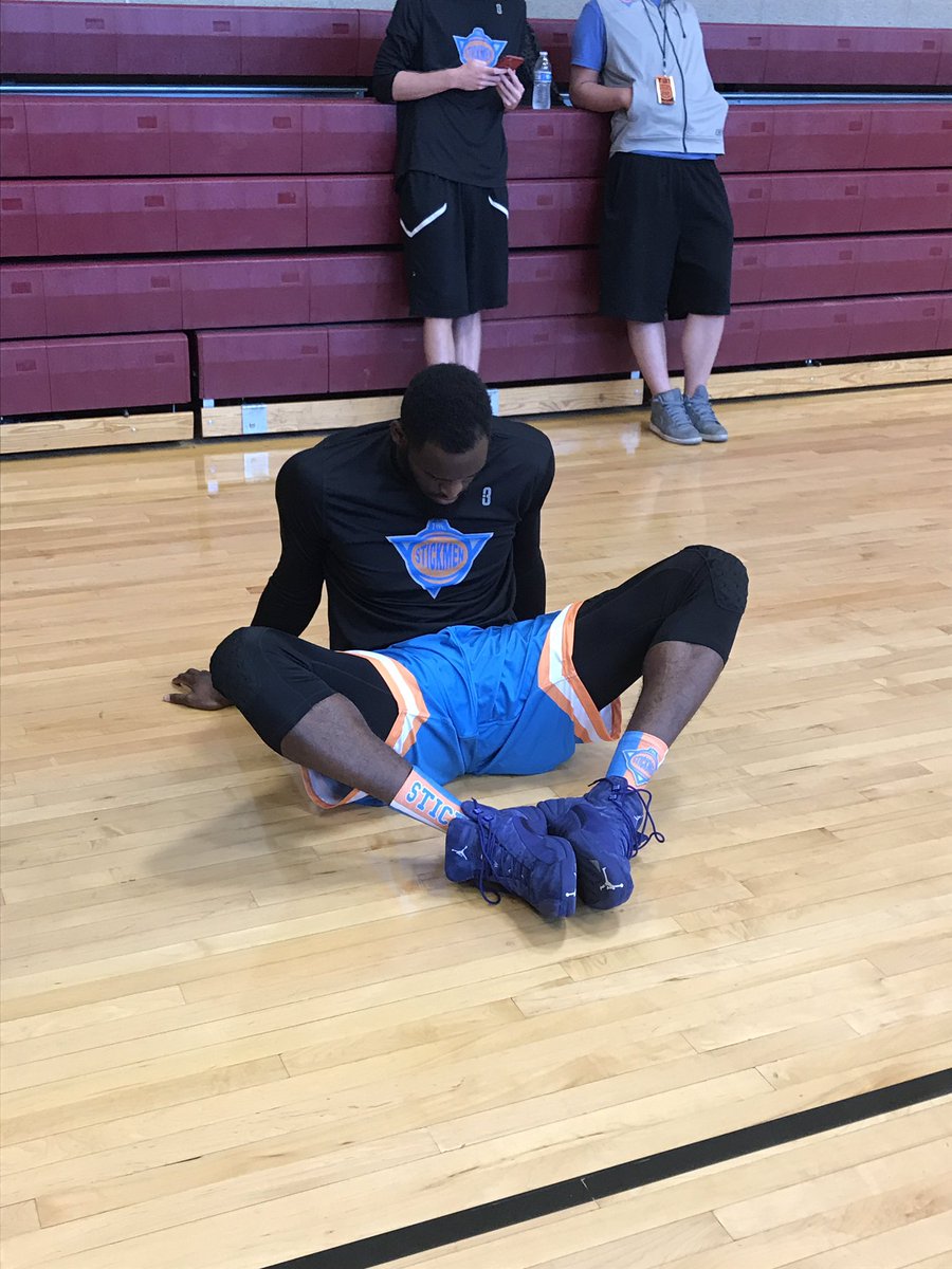 DavisSteelTBT's tweet photo. Justin Dentmon & Mike Morrison getting ready in the fresh gear from @Point3Hoops #MadeForBasketball #DryHandsWetJumper #Point3Hoops https://t.co/5gVDNZm9Ue